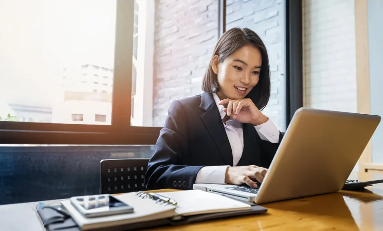 Mulher de negócios usando laptop em uma mesa de escritório